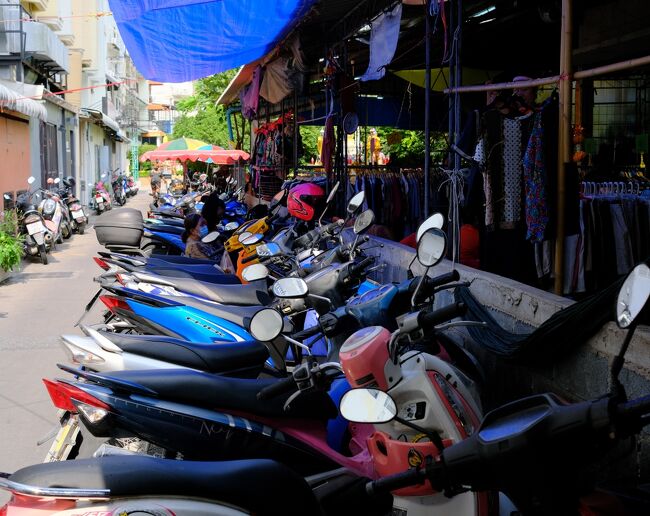 26日（金）　ソイブアカーオ通りの（火金日）市場で買い物<br />ここではオートバイの駐車場が10Bと20Bがありますがコロナ19以後客が少ないので無料でこのような所（市場横の路地）やツッコム周りに駐車しています。