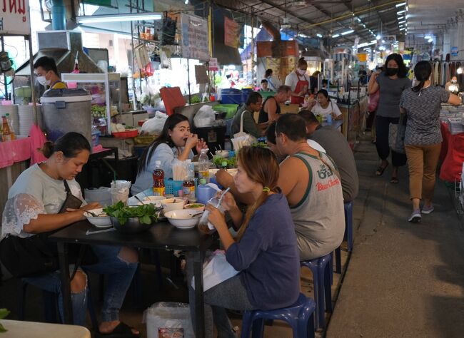 古着売り場の食堂は人気がありお客さんも多いのですが、どうも衛生的でないようで敬遠している一休です。