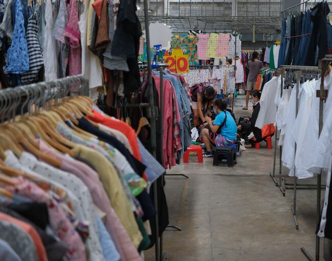 この日はメーバーンが田舎でお世話になった方が亡くなったそうで黒い服を探しに来ています。