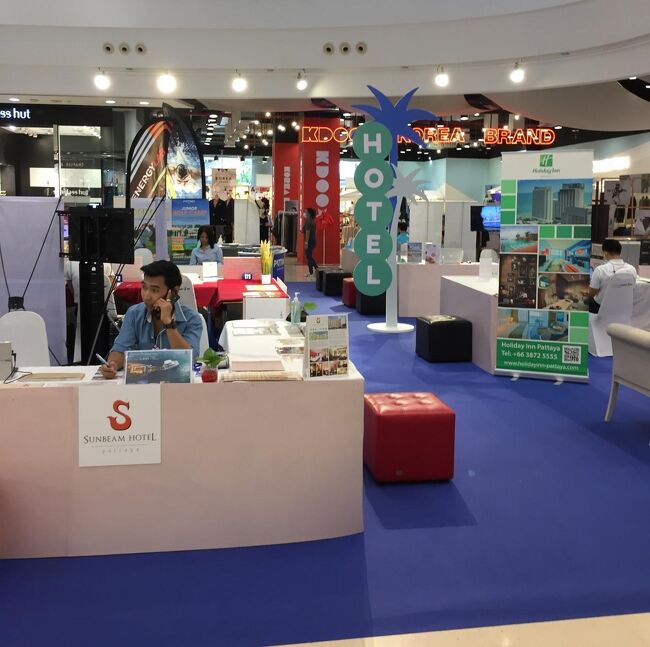 26日　夕方センタンデパートで買い物1階、パタヤの有名ホテルが色んな出し物をしていました。