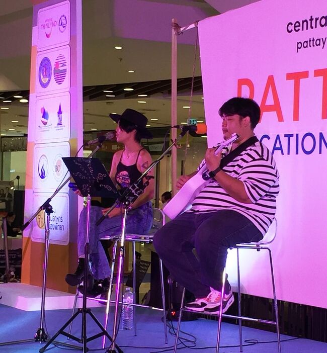 歌とギターで客寄せ