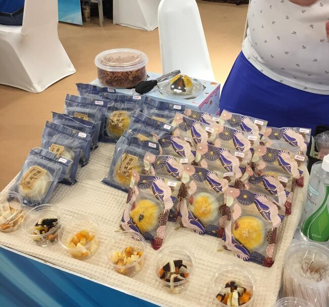 黒ゴマ饅頭．．．お買い上げ～49B×2　≒　98B　≒　343円<br />甘み抑えられて値段の価値あり〇