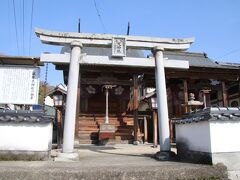 踏切を渡りすぐの場所にあるのは臥牛天神社。元々は備中松山城城内にあったそうですが、明治の廃城令のあと備中松山城とともに荒れ果てているのを見かねて寺町にあった龍徳院に依頼する形でこの地に遷宮されたそうです。