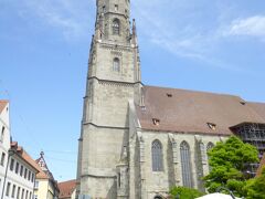 ＜St.-Georgs-Kirche聖ゲオルク教会＞
開館：9時～18時。
Kirchturm教会の塔は"Daniel"ダニエル（旧約聖書に登場する予言者ダニエルの事）と愛称で呼ばれる。

15世紀に建てられた後期ゴシックの教会の塔は90mの高さがあり、搭上からの眺望は中世の景観を残した円形都市が眼下に見え、素晴らしいそうだ。
上を見上げると搭上にも人の姿が小さく見える。だが、私共には350段を上るほどの気力はない。

写真はネルトリンゲン：St.-Georgs-Kirche聖ゲオルク教会と90mと高々とした塔"Daniel"ダニエルの雄姿。

