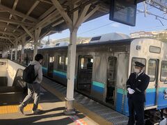 伊東駅での乗り継ぎは2分間。3両編成でホームの真ん中にいるため、乗っていた車両が熱海寄りほど出遅れる。