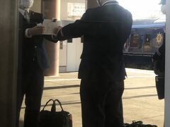 表彰状、右は……なわけない。伊豆高原駅にて乗務員交代。右の壁に隠れている女性は、見習いさんみたいだ。