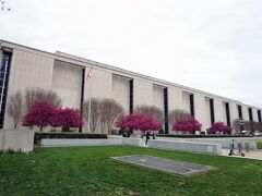 国立アメリカ歴史博物館はスミソニアン博物館の一つで大統領・戦争・交通の遍歴・アメリカ文化など様々な歴史品が展示されています
アメリカの文化に関する展示はザッツアメリカといった品が沢山♪