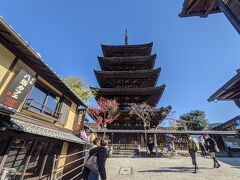 法観寺の横を通過。