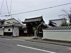 梨木神社の向かいにあるこの蘆山寺、誰のお住まいかご存じでしょうか？
何とかの紫式部の邸宅跡と言われています。