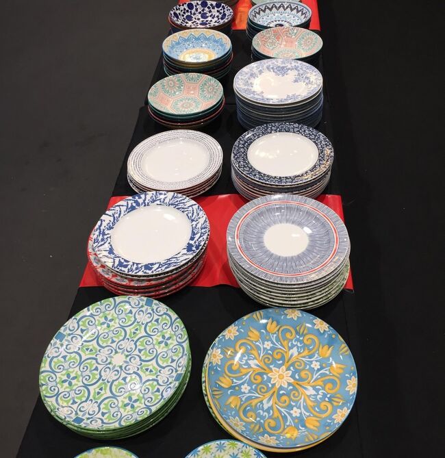 センタンデパート1階ではお皿の特売が行われている。