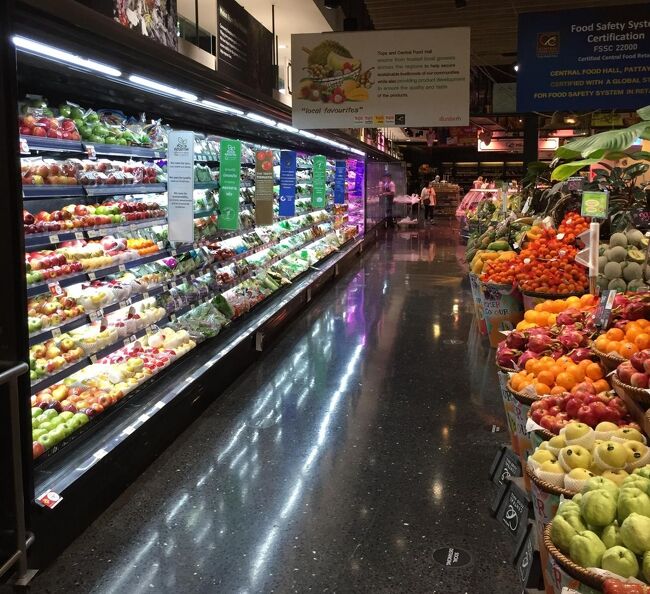 お皿を数枚買ってトップススーパーで買い物。