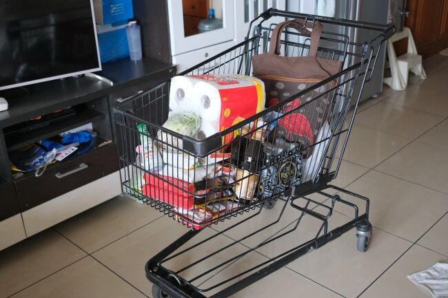 トップススーパーで買った品物はトップスのカートに載せて隣の自宅（ビュータレーコンドミニアム）まで利用可能です．．．数日の間にトップススーパーが回収に来ます。