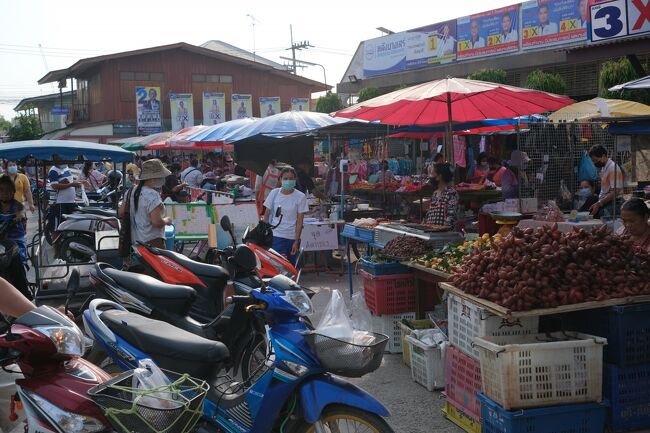 27日（土）　<br />8：15分　バンサレー市場に来ました。