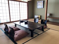 本日のお宿。
和歌山加太温泉　加太海月　さん。

海側オーシャンビュー　全面窓というお部屋でした。