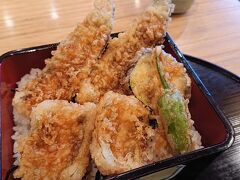 穴子天ぷらが豪快。サクサクのふわふわで美味しい。