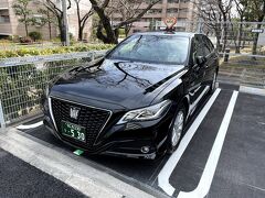 2021年3月26日（金）。
5時過ぎに予約していた大阪MKタクシーのクラウンで自宅から阪神高速を使って伊丹空港へ！
定額タクシーなので料金は、運賃と高速料金でメーターは気にしなくてもいいので楽です。
※写真の大阪MKタクシーは、以前街中で停まっていた時に撮影したものです。

クラウンを見るとやっぱりレクサスIS300が欲しいなと思う事も。
