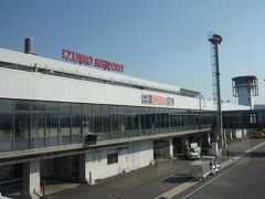 そんなことを思いながらその後、島根県の上空を飛行し、出雲縁結び空港のRWY25へ着陸。
スポット1へ到着。
約27年ぶりの山陰地方で初めて島根県に降り立ちました。
出雲縁結び空港は、羽田空港や伊丹空港と違ってこじんまりとした小さな空港で搭乗ゲートが3つとスポットがいくつかあるだけです。