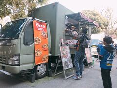 PIZZA　VANのキッチンカーが大きくなっている。