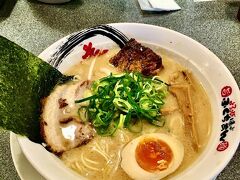 そして、食べログで検索して
「ふくちあん本店」
でラーメンランチ♪

・・・日曜日のランチにトレンチコート着た女性が一人ラーメンランチ。
・・・我ながら、シュールな気がする。。。（笑）