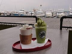 「もみじ茶屋」のテラス席で、カフェ休憩。抹茶あずき白玉フロート￥750と抹茶白玉あずきラテ￥650を注文。