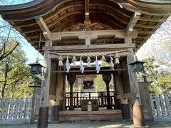 奥津宮は江戸時代まで台風の時期には岩屋のご本尊を波で流出しないように移していたそうです。