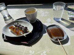 岩屋から江島神社の奥津宮へ行く途中、眺めの良いお茶屋さんで団子を食べました。