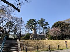 掃部山公園の高台にある広場。
井伊直弼の銅像があります。