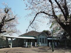 山手公園　旧山手68番館の桜

テニスのクラブハウスとして使われている建物と桜。
普段は、テニスをする人だけですが、流石に桜のシーズンはお花見に来る人も増えます。