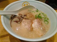 海浜幕張駅構内にあるお店で豚骨ラーメンをいただく。考えてみたら今日１食目になる....いままで何も喰わずに動き回っていたんだな。

食後は幕張海浜公園へ。そちらでエアレースファン、室屋選手ファンのみなさんと合流して情報交換などをする。そうしているとマティアス・ドルダラー選手がシークレットサイン会をする！という情報が発表され、ファンの方の車に同乗させていただき会場へ。