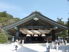 最後は西側に行くと神楽殿がありますのでこちらでも神様にご挨拶とお願いをしました。
