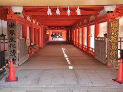 拝殿に向かう東廻廊
補修されて朱の色が鮮やか