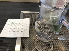 続いてお茶をいただきます。
お茶は火入れと蒸し方の違いにより１６種類あります。
いろいろと飲む比べると面白いかも。
今回は「わ」（深蒸・火入弱）にしてみました。