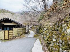 3時間半ほどでスムーズに到着しました。
こちらに来るのは3回目ですが、本当に山深いところにあります。

今回は秘湯を守る会のスタンプカード10個コンプリートの特典無料宿泊です。
昨年1月に達成して、利用期限が今年の6月だったので、このご時世で難しいかなと思っていましたが、このタイミングで予約が取れて良かったです。