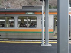 15:48 @川岸駅（長野県岡谷市）

辰野の隣駅、川岸で列車交換。

対向列車はJR東海の213系。JR東日本の駅でJR東海の車両同士が行き違いをするのは不思議ですね（笑）