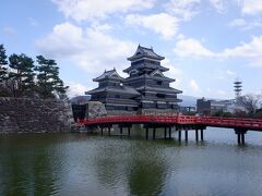 　次に国宝松本城へ。時間の関係で今回は城内へは行きません。現存12天守閣でもあり、犬山城、姫路城、彦根城、松江城と並んで日本に五個しかない国宝の城です。