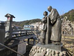 町を一巡してから気が付いたのですが三朝橋を渡ったとき野口雨情の小唄と映画の記念碑がありましたがそこを振り向いた所に陣屋の舘（観光案内所）があったのでした。