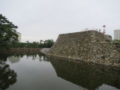高松城の天守閣は撤去されたままですが、台だけは復元されています。