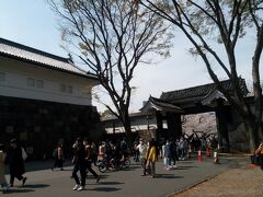 北の丸公園入口にある田安門。右側の正面の門が高麗門（こうらいもん）で、左側の門が櫓門（やぐら門）です。田安門は江戸城が完成した当時から現存する唯一の貴重な建物です。