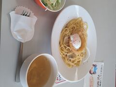 １日目は擬宝珠パスタでお値段は800円。オニオンフライと半熟卵が擬宝珠を表しています。