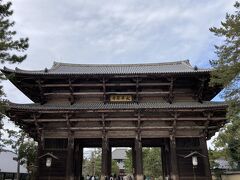 東大寺南大門。
やっぱり奈良に来ると何も考えずに東大寺には来たくなります。