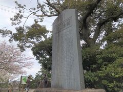 鎌倉山の通り（バス通り）沿いにある、「鎌倉山記」の石碑。鎌倉山の由来が書かれています。