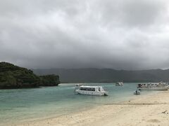 空は薄暗いですが、海は綺麗ですね