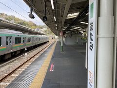 熱海駅到着。発車メロディが東京に近いことを知らせてくれます。