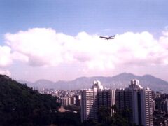 観光定番の展望台ビクトリア公園から、香港空港方面の景観