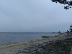 雨晴海岸。
雲のように見えるのが立山連峰。

近くをウォーキングしている方とお話ししたら2～3日前はとてもきれいに立山連峰が見えたとのことでした。
翌日は雨天、さらに黄砂も飛んでいて悪条件が重なり残念と言われました。
それでもきれいな光景です。