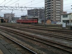 高岡駅にて。氷見線の電車。