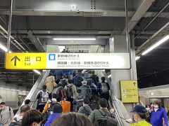 豊橋駅少し密。