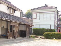 ＜知多市・岡田＞
（左）旧竹内虎王商店木綿蔵と（右）知多岡田簡易郵便局