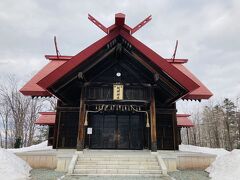 なかなか立派な拝殿です。赤いトタン屋根。