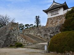 岡山城
不明門。
鉄筋コンクリートによる復元。